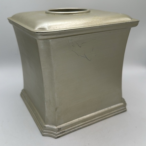 Three-piece bathroom set: tissue cover, toothbrush holder, and soap dispenser - Picture 3 of 8